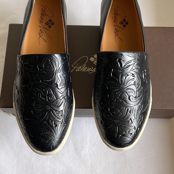 Patricia Nash Women’s Lola Black Tooled Leather Slip On Brand New With box. - Picture 2 of 7